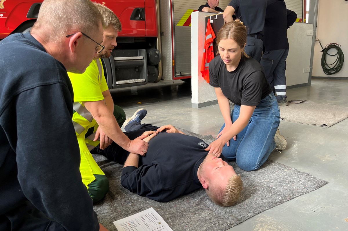 Ambulanceredder Sofia D. Hempler fra Region Syddanmark var med til at undervise brandfolkene i Vamdrup.
