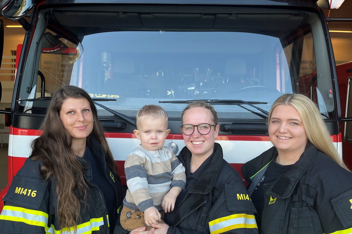 Henriette Themsen (fra venstre), Anna Isabella Wiile Labich med sønnen Alvin og Ann-Catrine Dahlgreen er alle tre ansat som brandmænd på stationen i Middelfart.