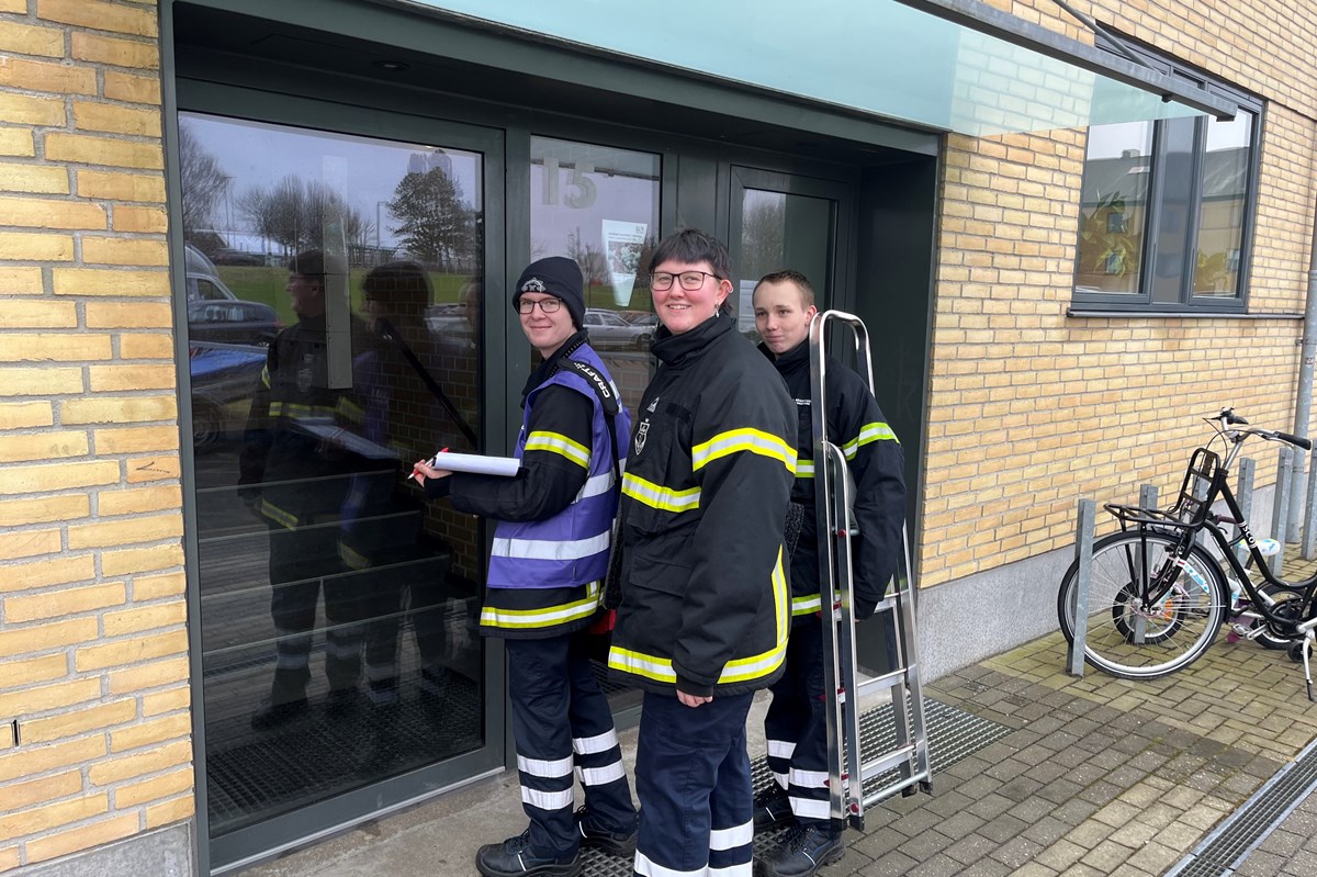 Tobias Radl, Zander Meck og Valdemar Jul - alle fra TrekantBrands Ungdomsbrandkorps - på vej ind i en opgang på Cypresvej søndag formiddag.