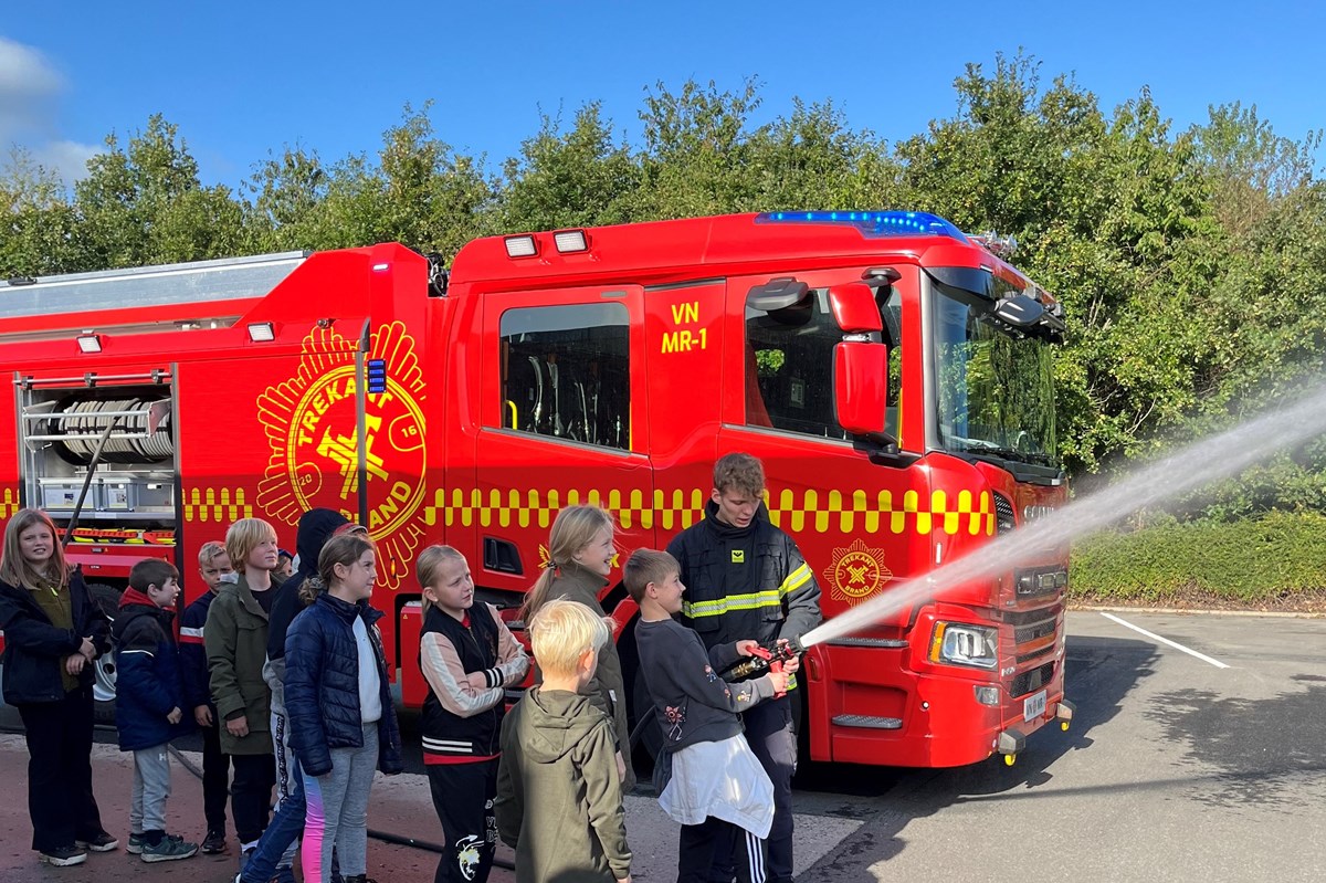 TrekantBrand deltager aktivt i Uge 40-kampagnen og glæder sig til at modtage besøg fra skoleelever, hvor de lærer om brandsikkerhed.