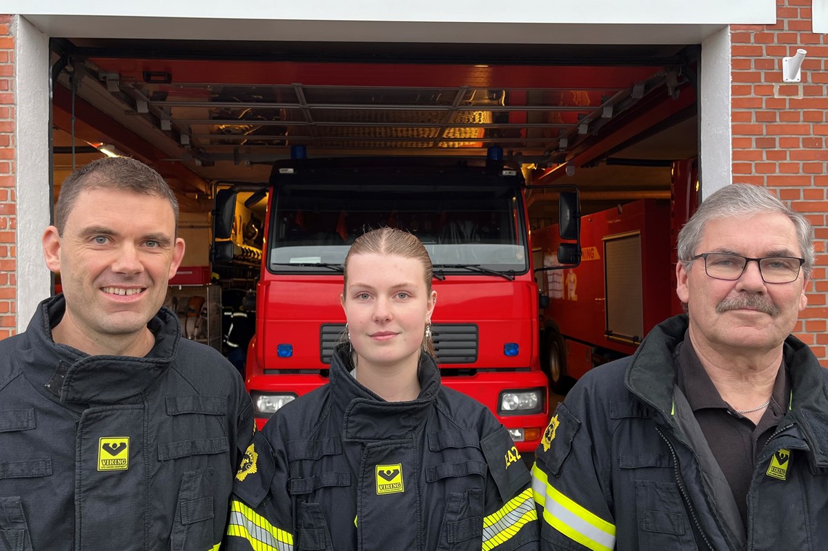 Søren Callesen (tv.) er brandkaptajn i Jels. Hans datter, Amalie, har netop sluttet sig til brandværnet, som farfar Arne (th.) har været en del af siden 1990.