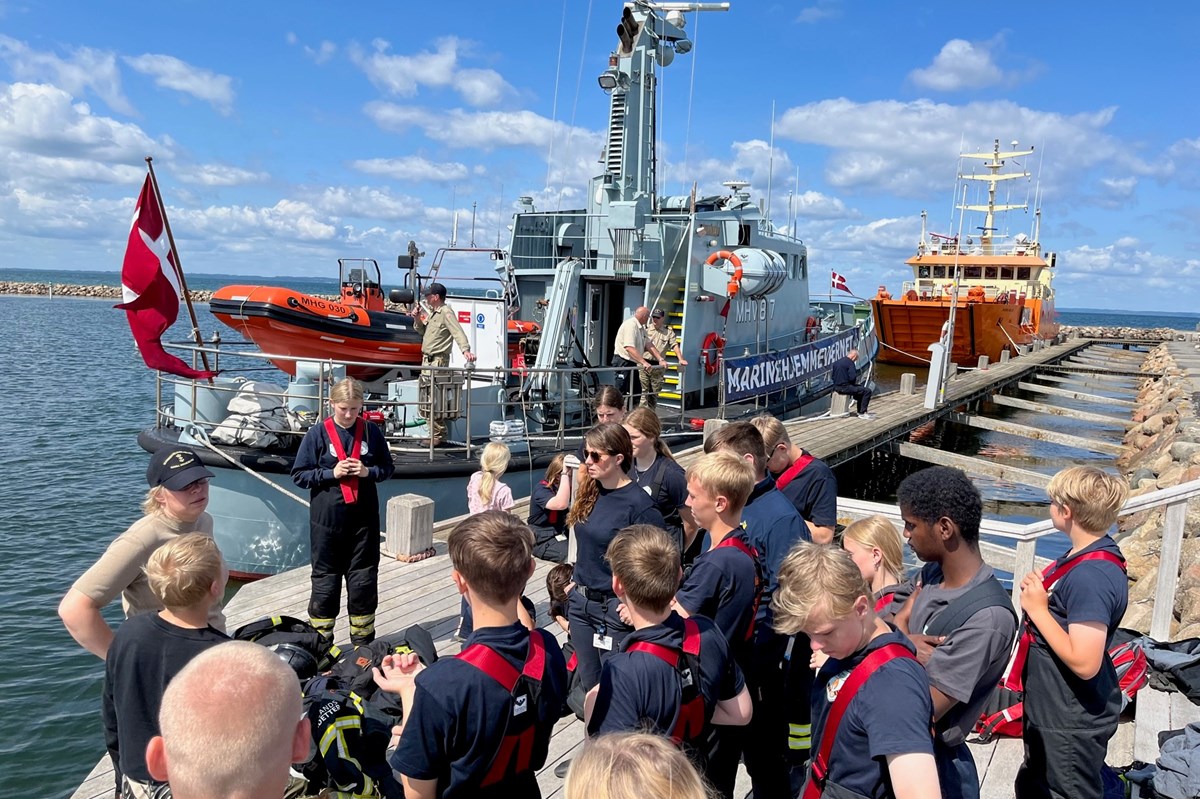 De unge på havnen ved Søværnets og Marinehjemmeværnets skibe.