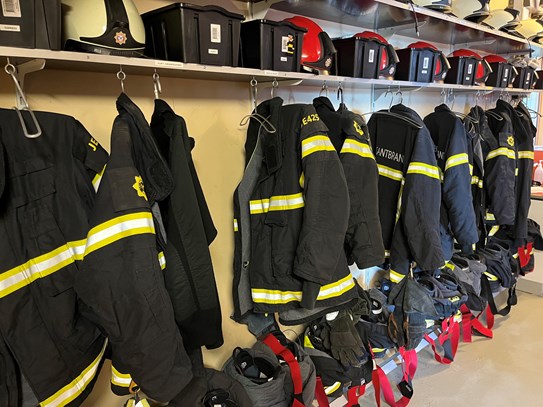 En garderobe med brandmandstøj.
