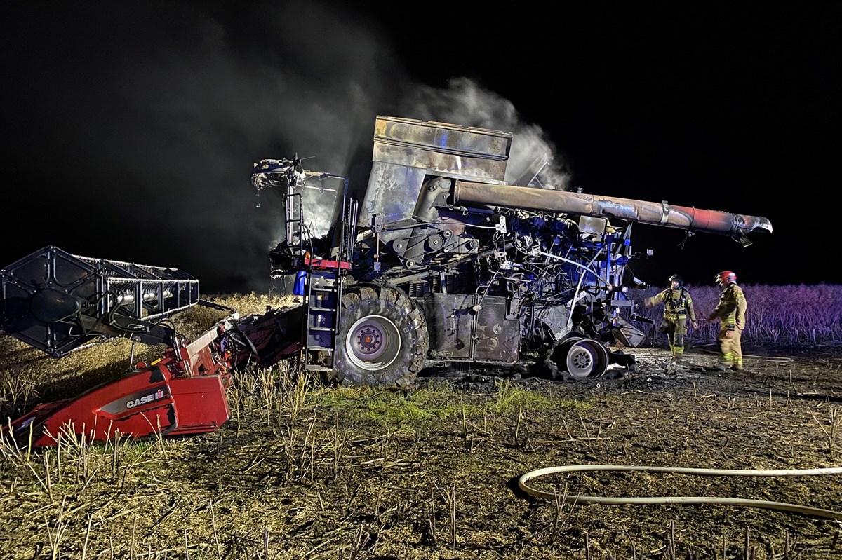 En udbrændt mejetærsker i forbindelse med høsten 2023. Foto: Danske Beredskaber